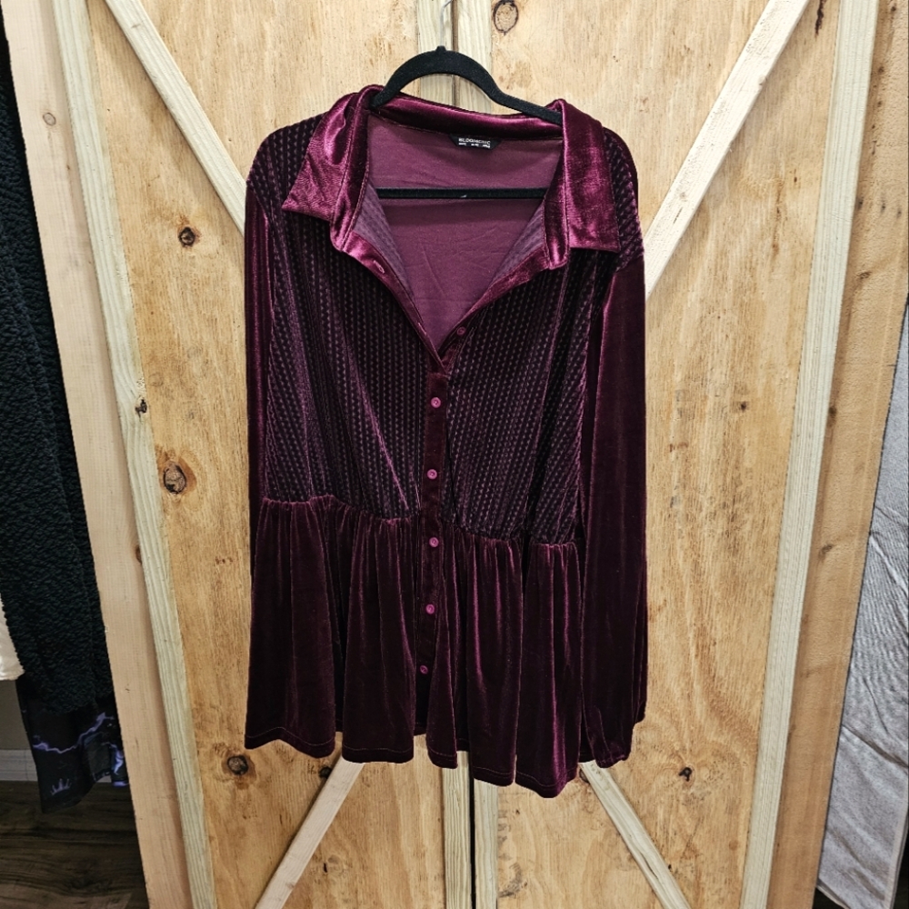 BloomChic 28W crushed maroon/purple button down long sleeve shirt